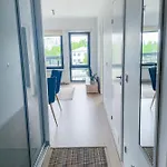 Side With A Balcony * פארנו