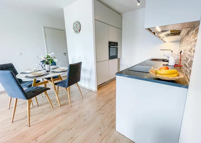 Side With A Balcony * بارنو